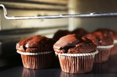 Çikolatalı fincan kek fırında, yakın çekim