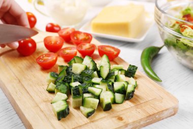 Kadın elleri sebze doğruyor.