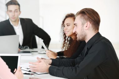 iş insanları tartışarak yeni proje 