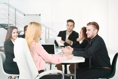 Toplantı odasında çalışan iş adamları.