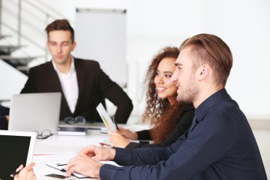 iş insanları tartışarak yeni proje 