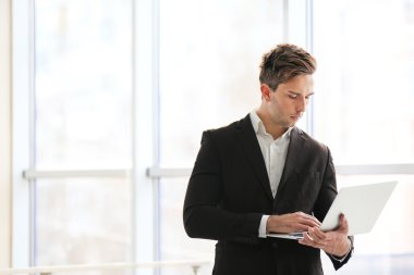 Konferans odasındaki genç işadamı