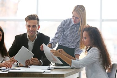 iş insanları tartışarak yeni proje 