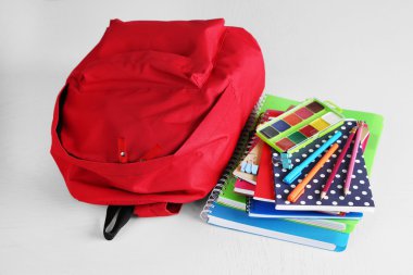 okul malzemeleriyle dolu sırt çantası. 