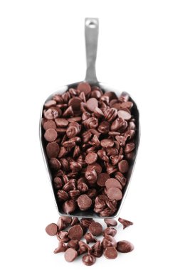 Çikolata morsels üzerinde beyaz izole Kepçe