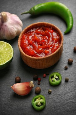 Ev yapımı acı sosu ve baharatlar koyu arka plan üzerinde
