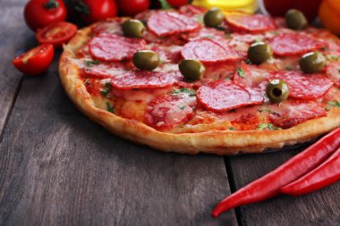 Tablo, closeup malzemelerle güzel lezzetli pizza