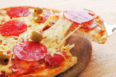 Kesme dilim, closeup ile lezzetli lezzetli pizza