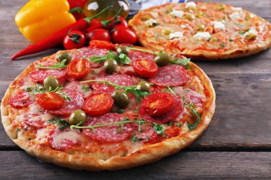 Tablo, closeup malzemelerle lezzetli lezzetli Pizza