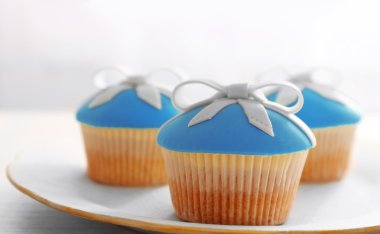 Stand, ışık arka plan üzerinde lezzetli kek