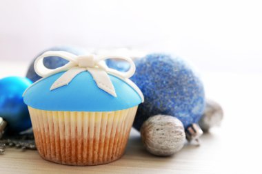 Lezzetli kek Noel oyuncaklar renk ahşap arka plan üzerinde ve yayla