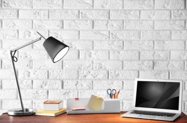 Tuğla duvar arka plan üzerinde modern çalışma alanı