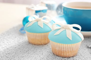 Lezzetli kek kahve fincanı ve Noel oyuncaklar renk ahşap arka plan üzerinde yayla