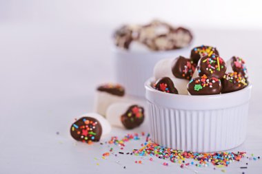 Tablo, ıslak zeminde çikolata ile lezzetli şekerleme yakın çekim