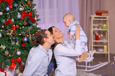 Mutlu aile dekore edilmiş Noel oda içinde