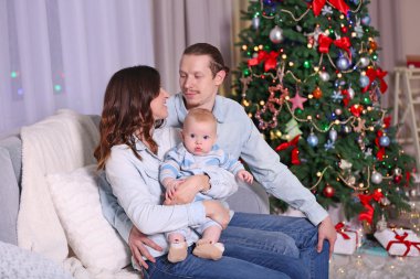 Mutlu aile Noel odası kanepe üzerinde