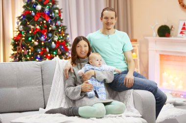 Mutlu aile Noel odası kanepe üzerinde