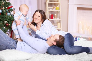 Mutlu anne bebekle oynarken 