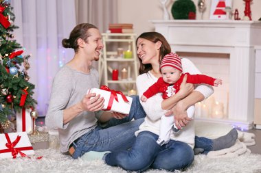 hediye ile mutlu bir aile 