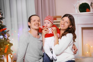 Anne ile bebek Noel odasında oynarken