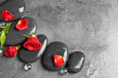 Güzel spa kompozisyon gül ve taşlar