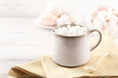 Hafif ahşap arka plan üzerinde marshmallows sıcak çikolata bir fincan