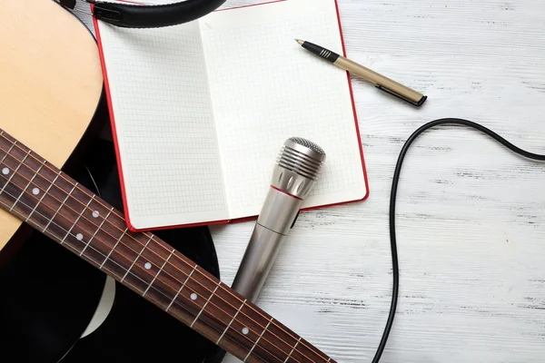 Vista de perto sobre equipamentos musicais contra fundo de madeira cinza — Fotografia de Stock