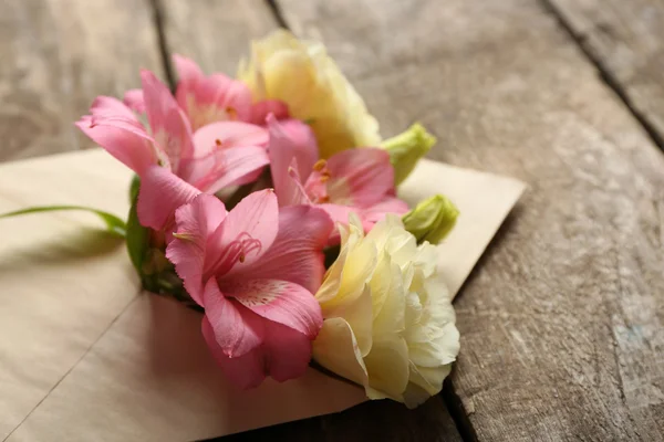 Eustoma blanco y alstroemeria rosa en sobre sobre sobre fondo de madera — Foto de Stock