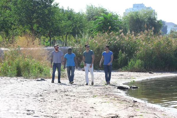 Jeunes Hommes Marchant Long Rivière — Photo