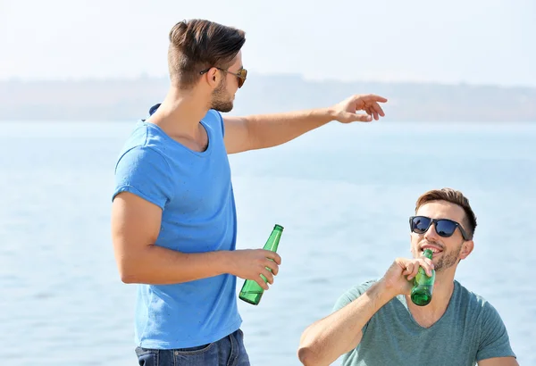 Jonge Mannen Bier Drinken Riverside — Stockfoto