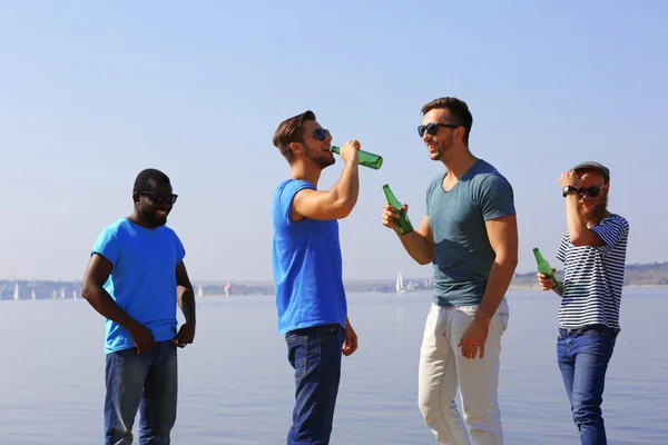 Mannen die bier drinken — Stockfoto