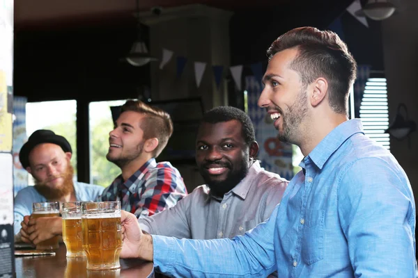 Hombres bebiendo cerveza — Foto de Stock