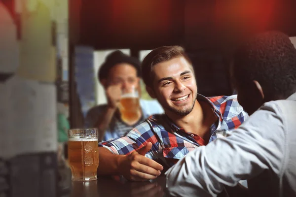 Νεαροί Άνδρες Πίνουν Μπίρα Στο Μπαρ — Φωτογραφία Αρχείου