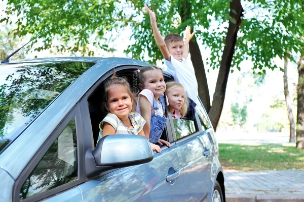 Enfants souriants dans la voiture — Photo