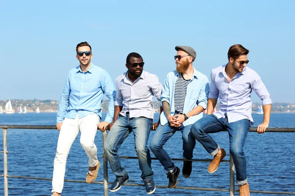Mannen ontspannen op riverside — Stockfoto