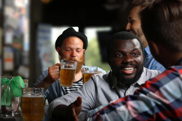 Muži pijící pivo — Stock fotografie