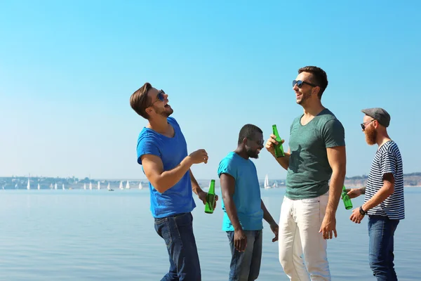 Hombres bebiendo cerveza — Foto de Stock