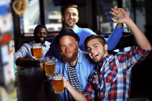 Uomini che bevono birra — Foto Stock