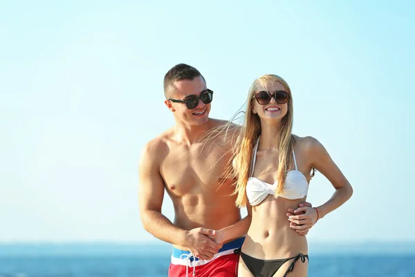 Happy couple hugging at beach — Stock Photo, Image