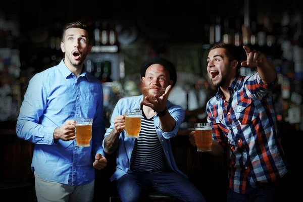 Νεαροί άνδρες με μπύρα — Φωτογραφία Αρχείου