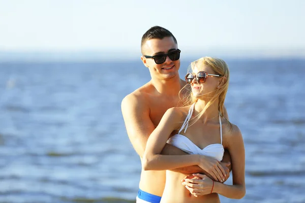 Šťastný pár objímání na pláži — Stock fotografie