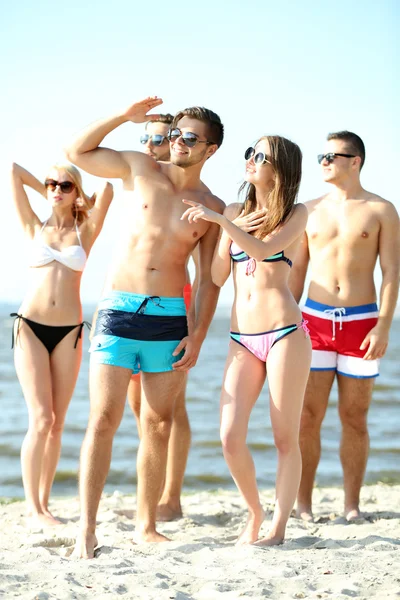 Happy jonge vrienden ontspannen op het strand — Stockfoto