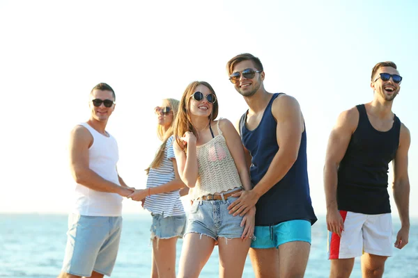 Amigos felizes se divertindo na praia — Fotografia de Stock