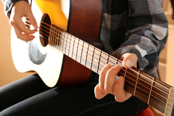 Guitarrista toca la guitarra en el estudio, de cerca —  Fotos de Stock
