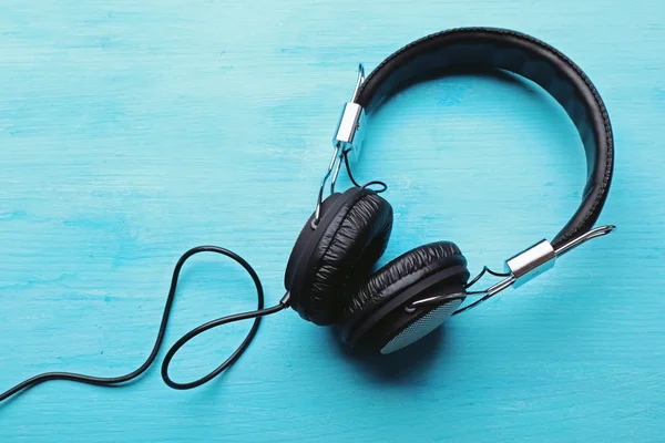 Auriculares sobre fondo azul — Foto de Stock