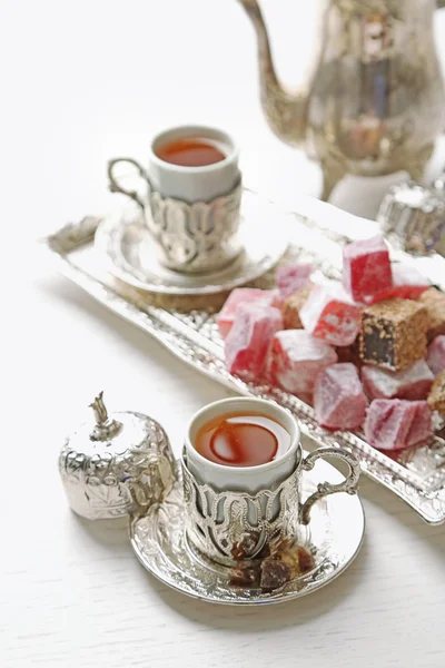 アンティーク テーブルのクローズ アップのロクムとお茶セット — ストック写真