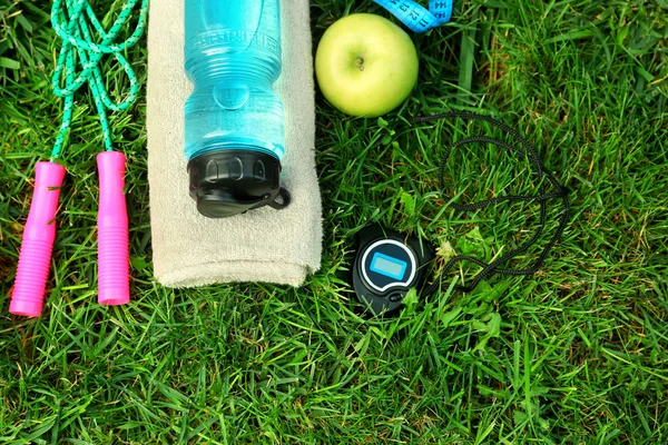 Sportgeräte auf Gras — Stockfoto