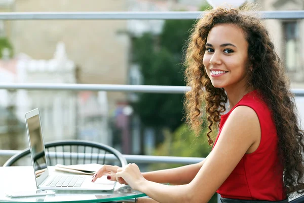 Mulher de negócios bonita com laptop — Fotografia de Stock