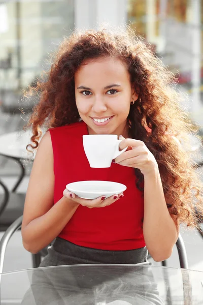 สาวสวย ดื่มกาแฟ — ภาพถ่ายสต็อก