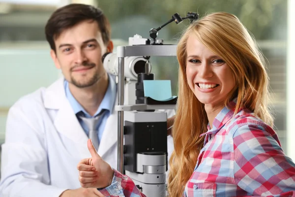 Medico maschio esaminando paziente femminile — Foto Stock